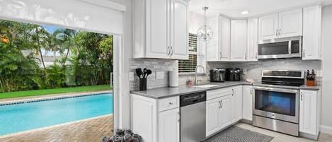 ثلاجة، ميكروويف، فرن، موقد طهي مسطح