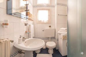 Bruser, hårtørrer, bidet, håndklæder