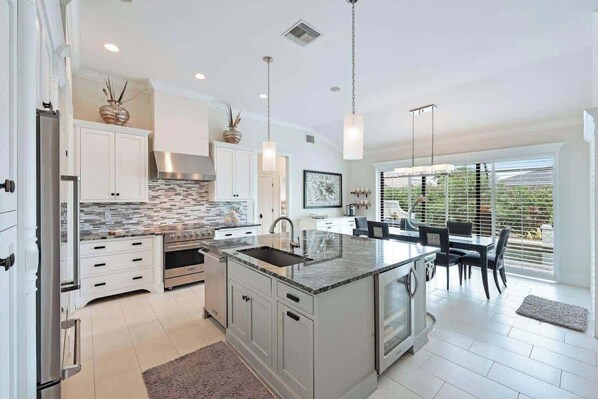 ثلاجة، ميكروويف، فرن، موقد طهي مسطح