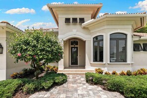 Exterior detail - 3BR Ritzy Marco Home l Lush Pool (Marco Island)