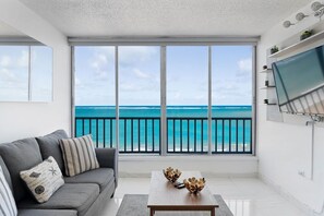 Apartamento, vistas al mar | 2 dormitorios, tabla de planchar con plancha, wifi gratis y ropa de cama