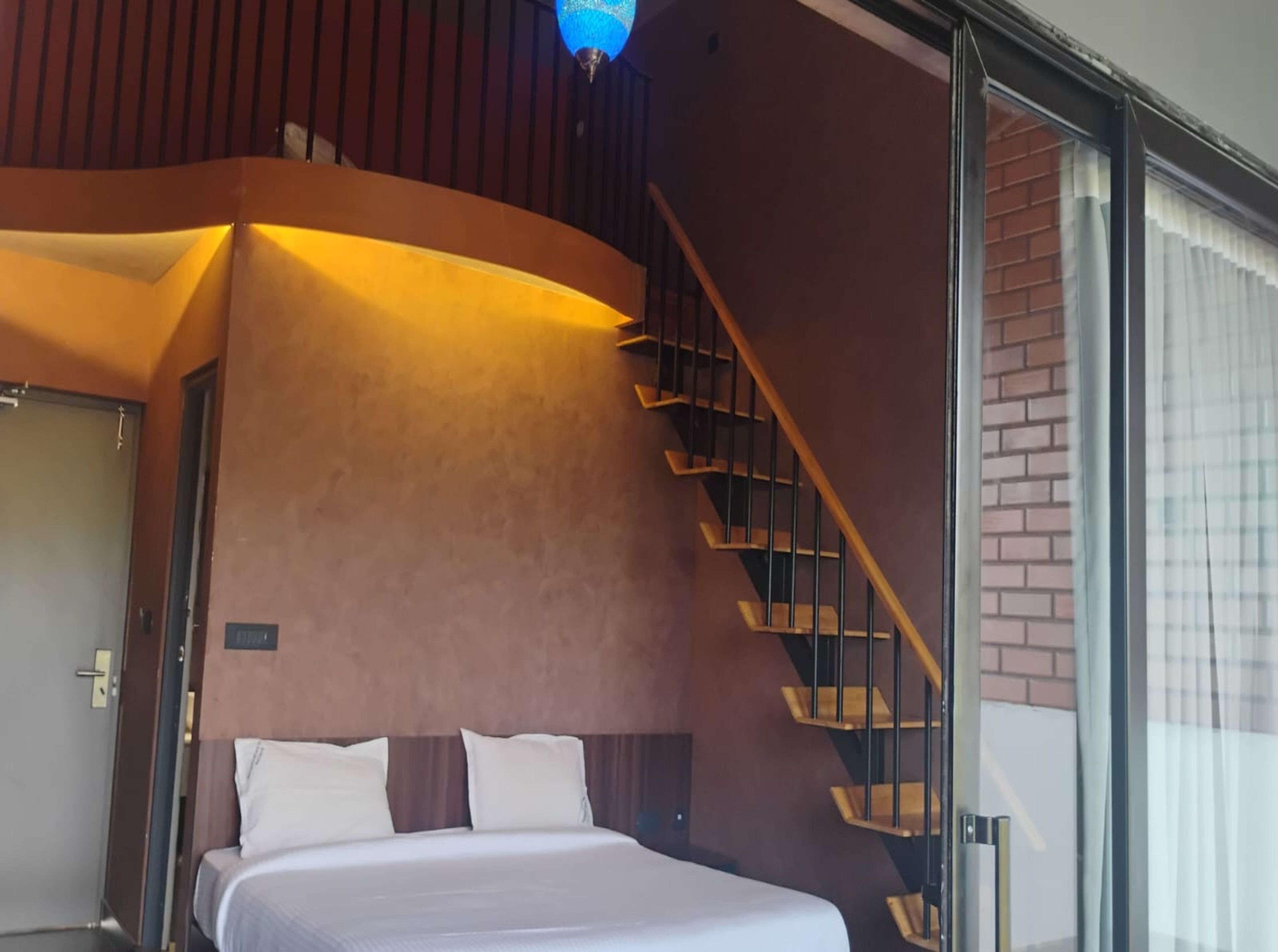 Escritorio, sistema de insonorización, wifi gratis y ropa de cama 