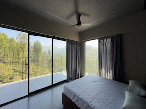 Escritorio, sistema de insonorización, wifi gratis y ropa de cama 