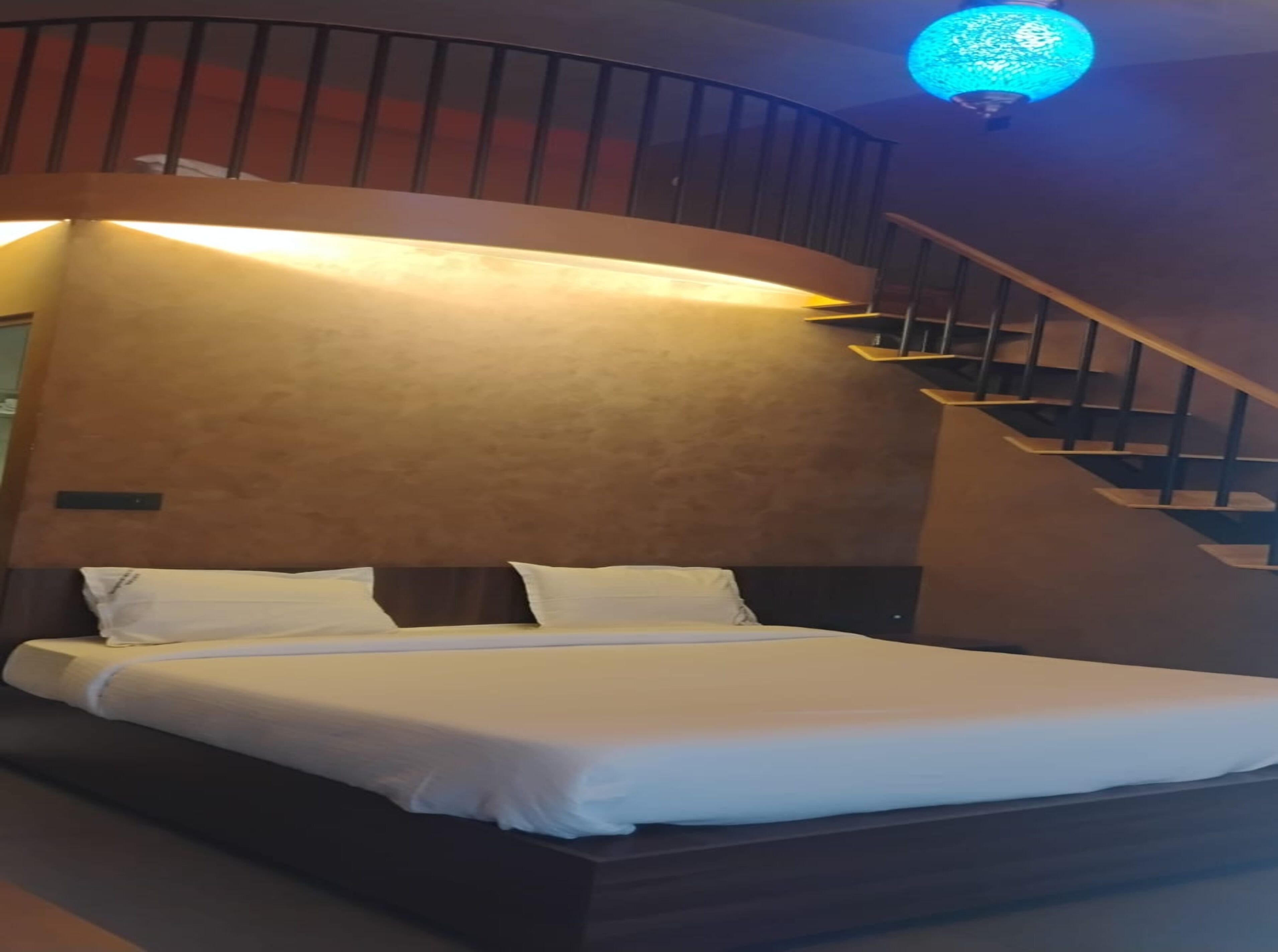 Premium-studiosviitti | Työpöytä, äänieristys, ilmainen Wi-Fi, vuodevaatteet