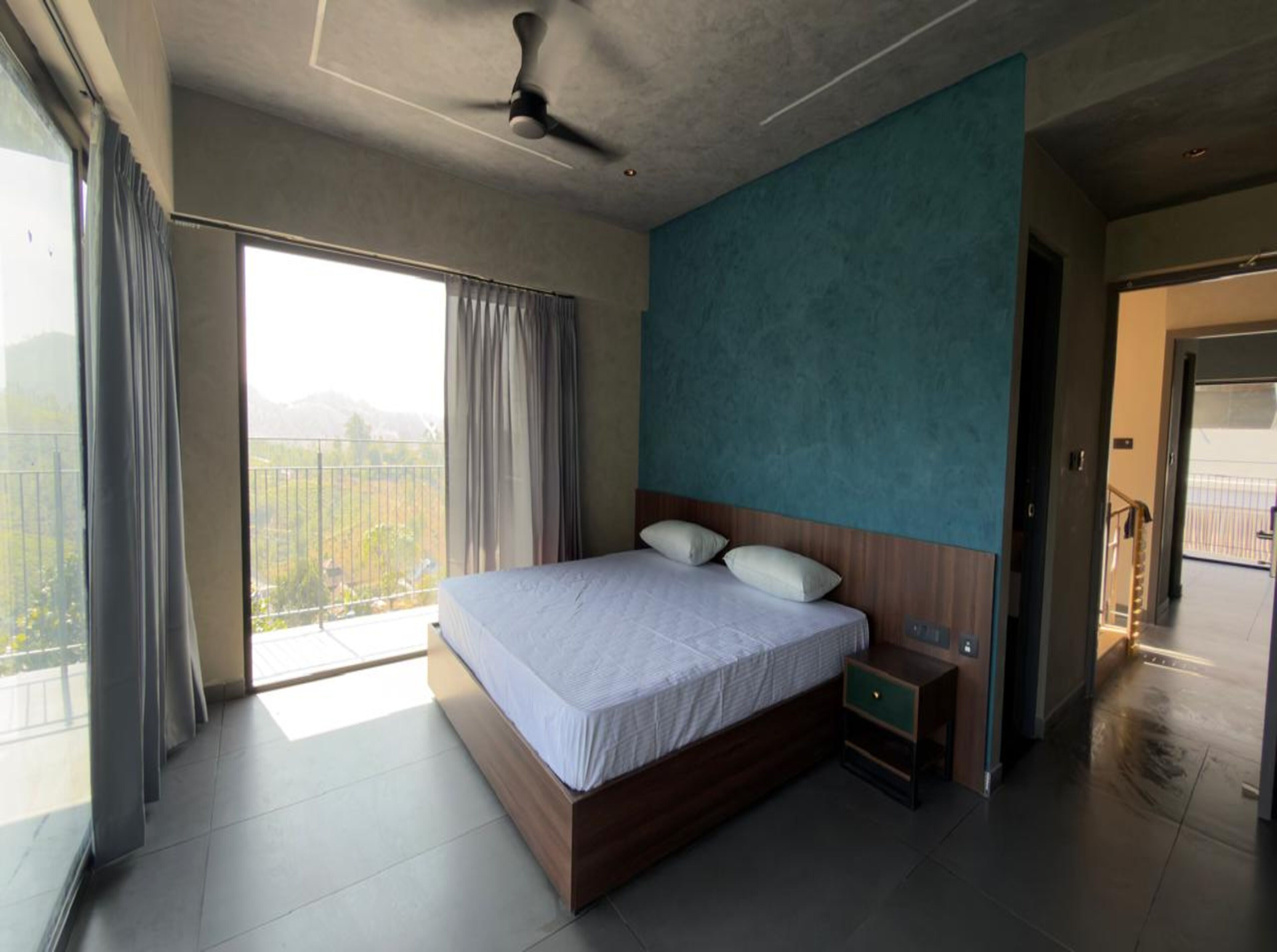 Escritorio, sistema de insonorización, wifi gratis y ropa de cama 