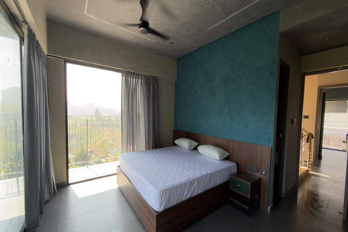 Escritorio, sistema de insonorización, wifi gratis y ropa de cama