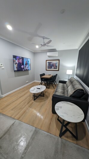 55 吋智能電視連數碼電視頻道