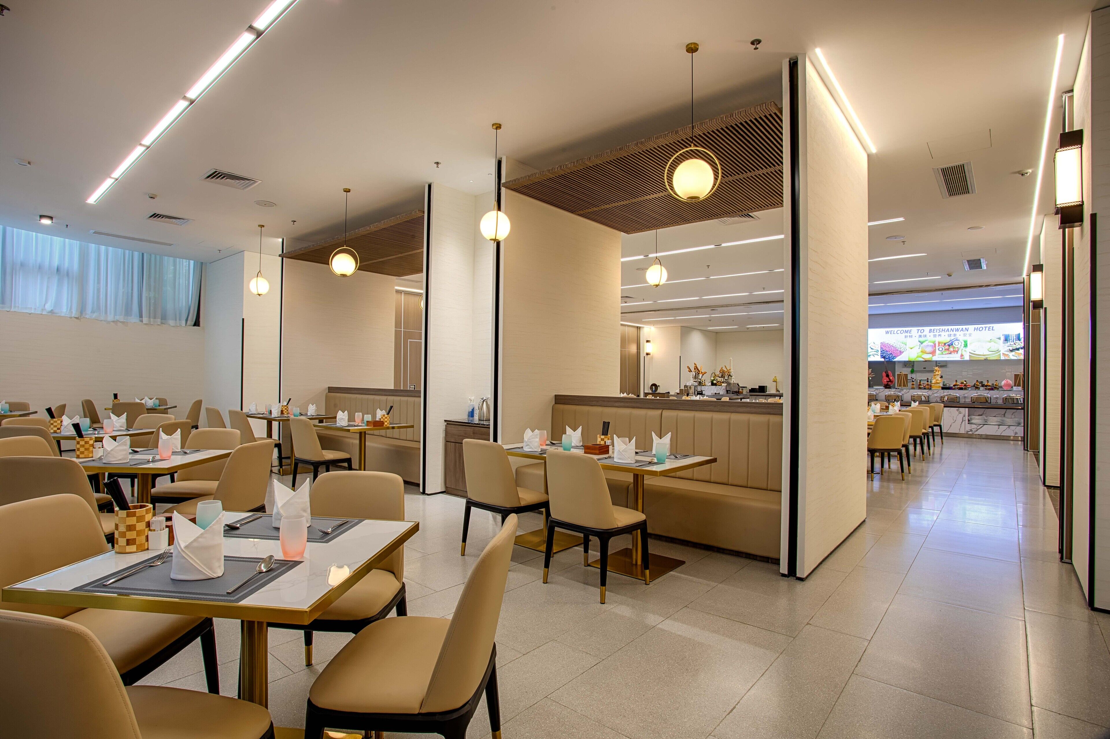 Un área de comedor moderna con mesas, sillas y una barra.