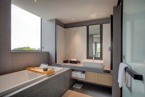 Executive Studio Suite | Bathroom | Free toiletries, hair dryer, bathrobes, towels - Shantou Beishanwan Hotel (Shantou)