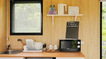 Frigorífic, microones, placa de cuina i cafetera i tetera
