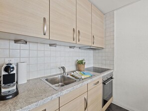 Oppvaskmaskin og høy barnestol