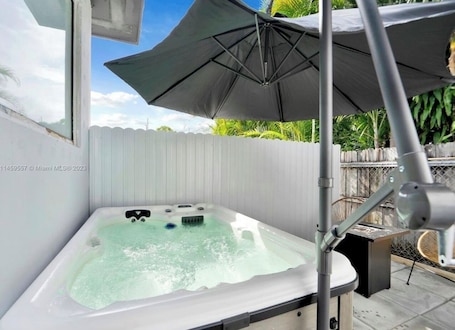 屋外スパ浴槽. HOT TUB + WASHER AND DRYER in Unit / MIAMI