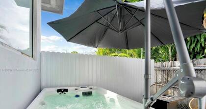 HOT TUB + WASHER AND DRYER in Unit / MIAMI