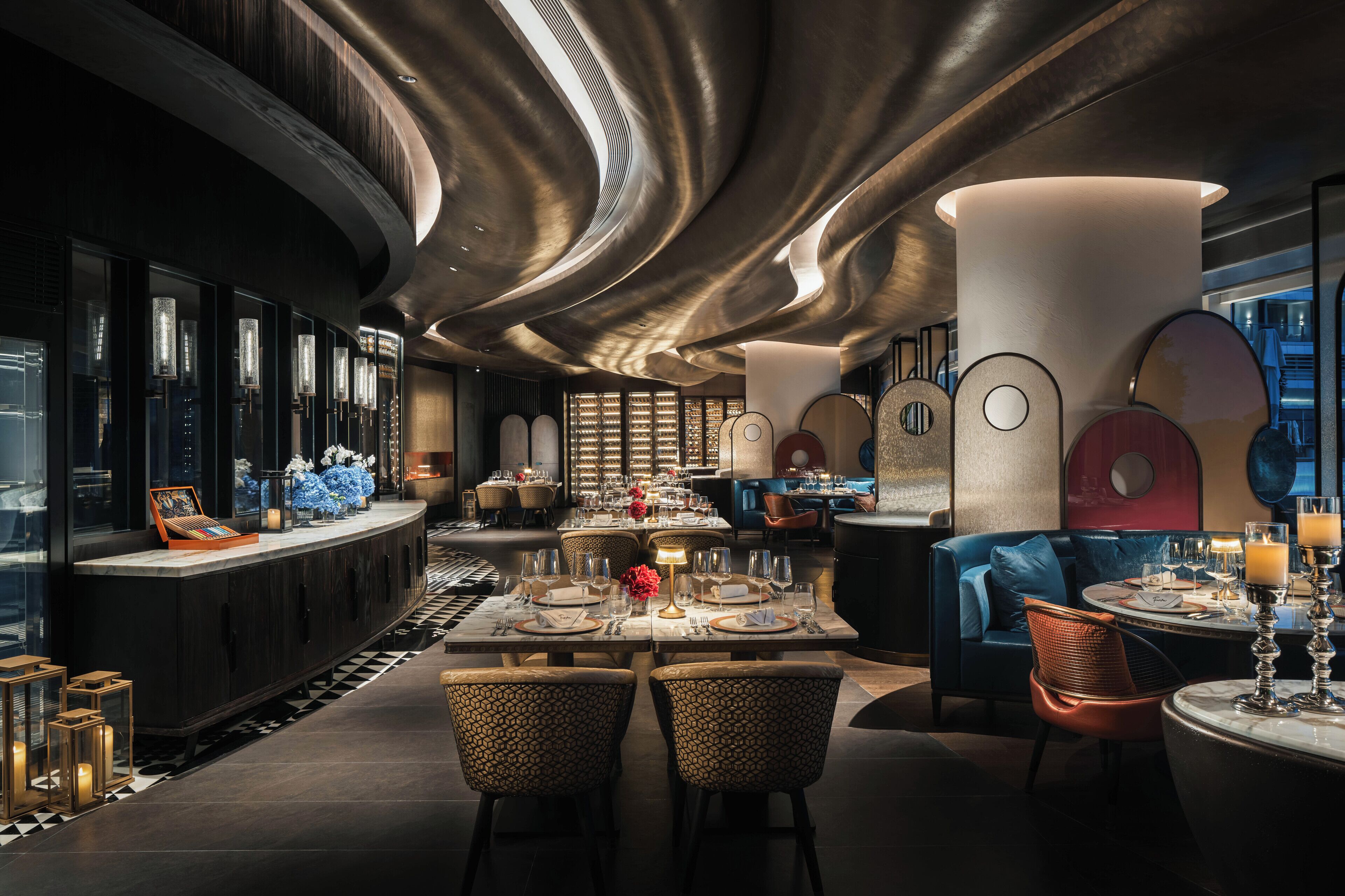 4 restaurants; breakfast, lunch, and dinner served