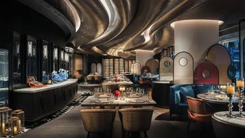4 restaurants; breakfast, lunch, and dinner served