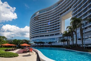 2 ulkouima-allasta, hengenpelastajia paikan päällä