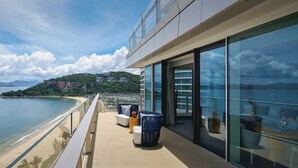 A balcony with a view of the sea and a distant hill. - MGM Shenzhen (Shenzhen)
