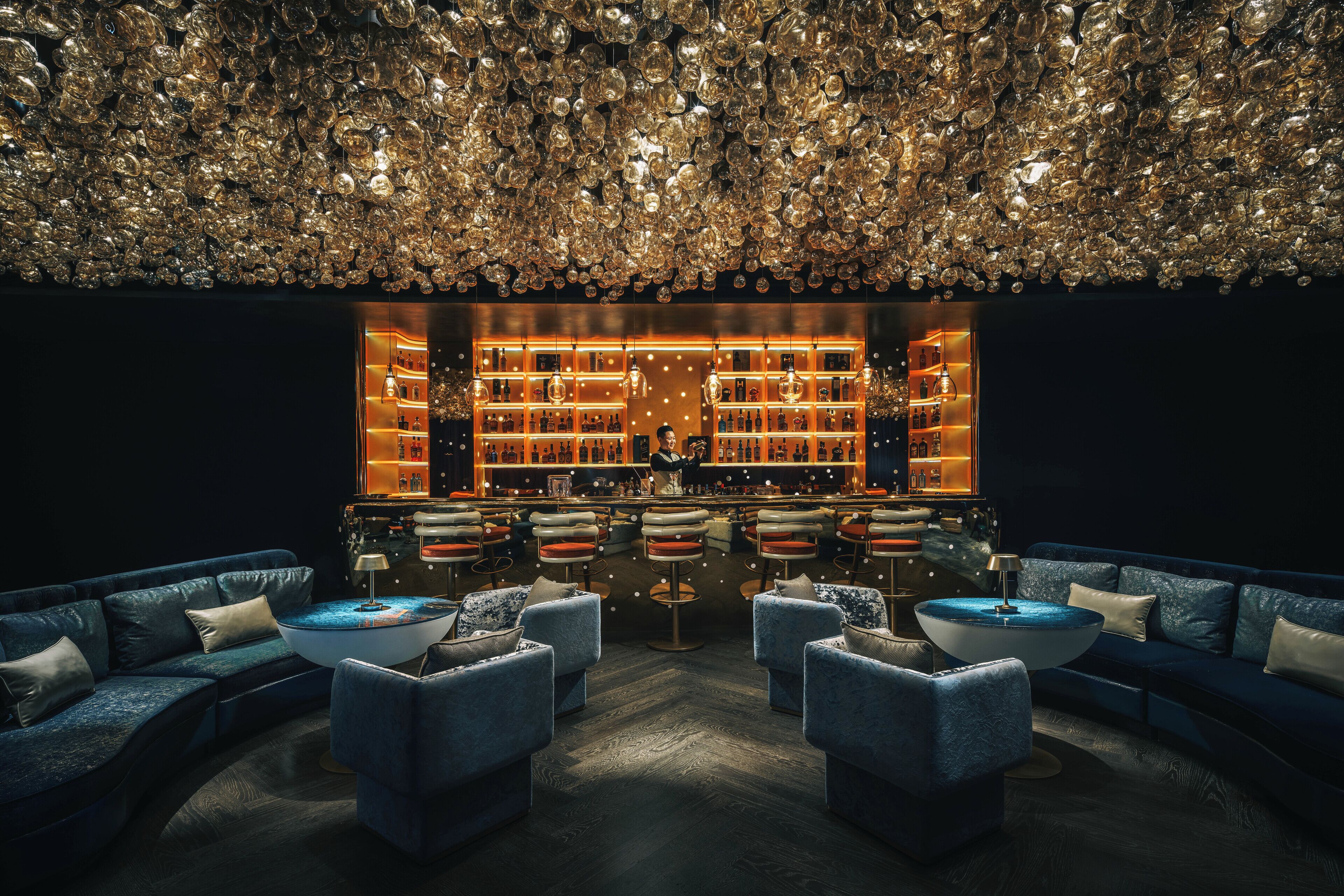 4 restaurants; breakfast, lunch, and dinner served