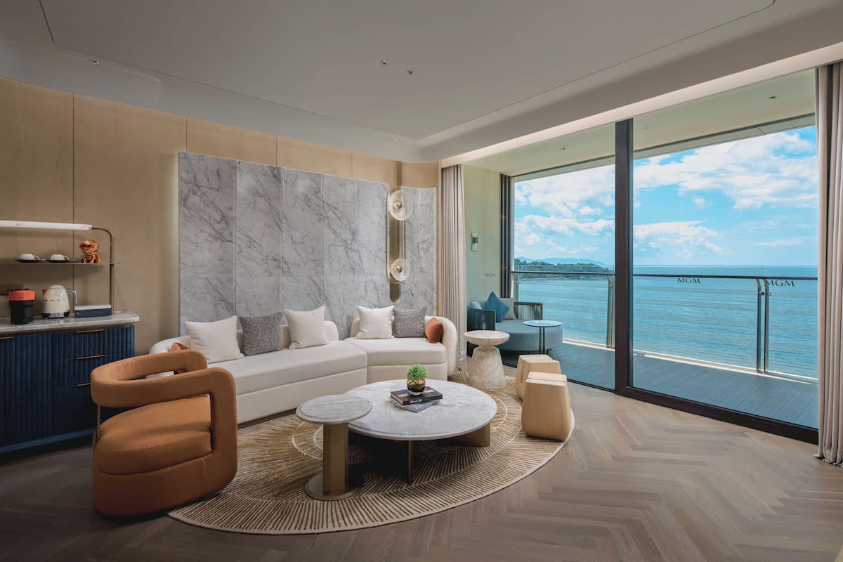 Skyline Panoramic Seaview Suite | Living area | TV