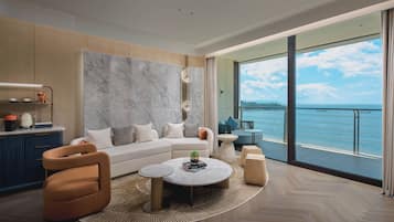 Habitación, 1 cama de matrimonio grande | Zona de estar | Una televisión