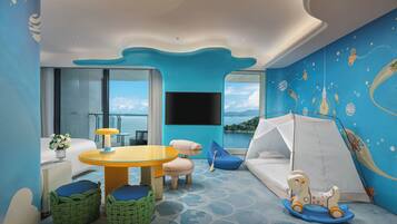 Family Seaview Studio | Minibar, in-room safe, blackout drapes, soundproofing