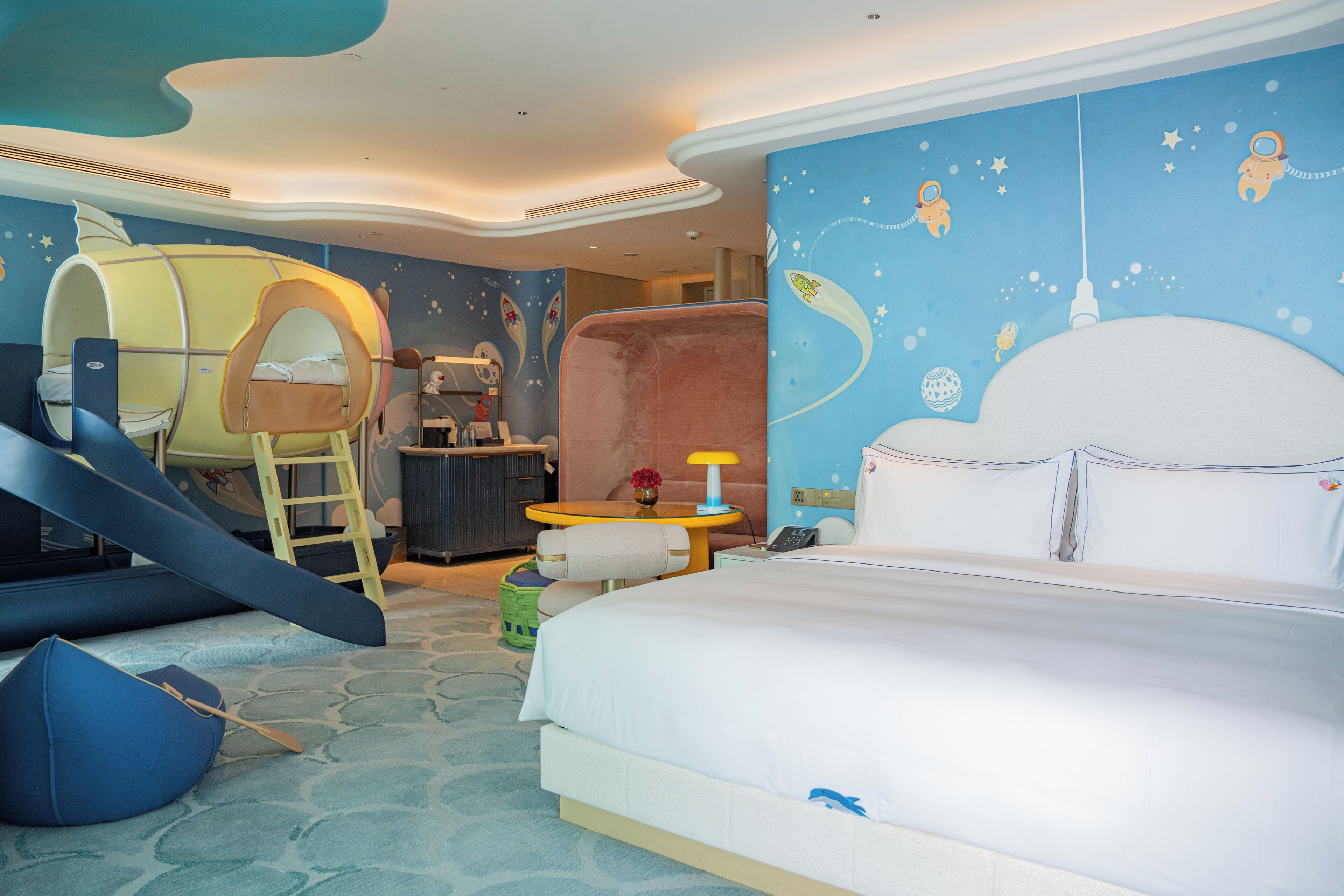 Rum - flera sängar | Minibar, värdeförvaringsskåp på rummet och mörkläggningsgardiner