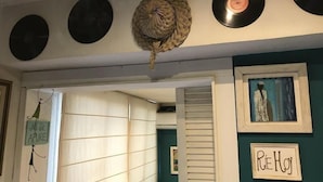 A room with a ceiling decorated with vinyl records, a framed painting, and a sign with 'RIE HOG'. - Dark Green House - Chacras de Coria (Chacras de Coria)