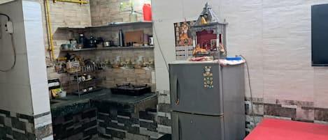 Frigorífico, placa de cocina y utensilios de cocina