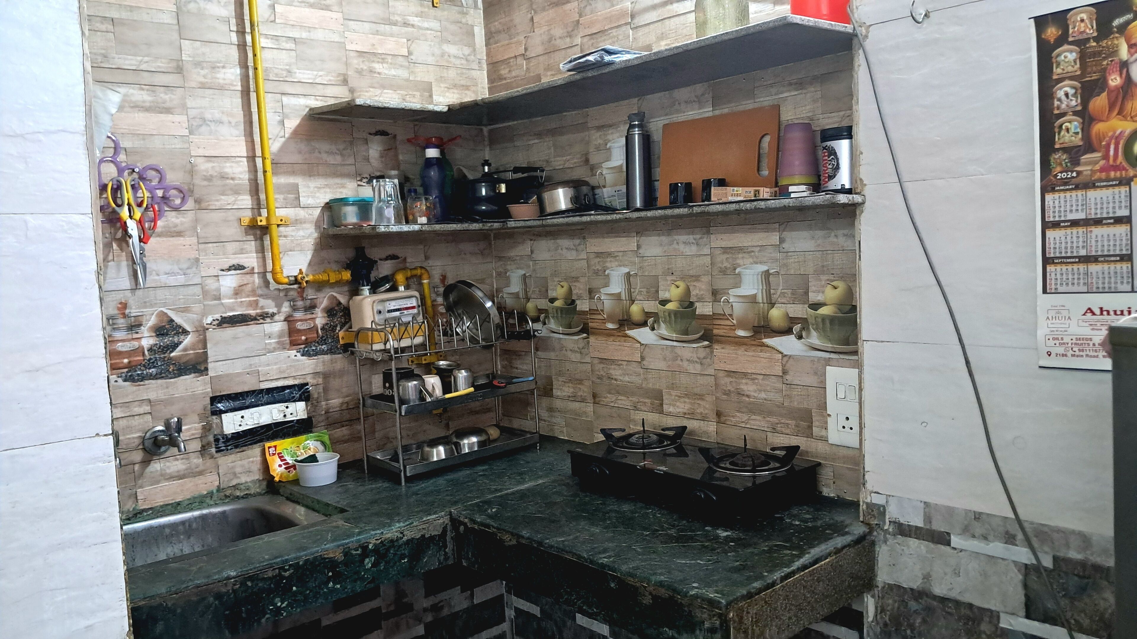 Jääkaappi, liesi, keittoastiat/astiat/ruokailuvälineet