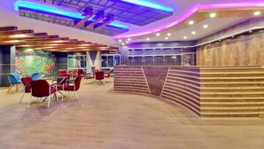 Lobby sitting area - Collectipn O Pradee Queen Resort (Uttukkottai)