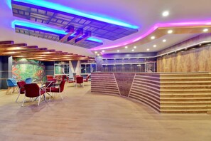 Lobby sitting area - Collectipn O Pradee Queen Resort (Uttukkottai)