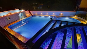 Swim-up bar - Collectipn O Pradee Queen Resort (Uttukkottai)