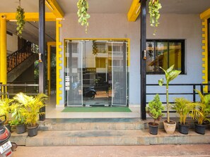 Property entrance - Super OYO MAP 5 INN (Morjim)