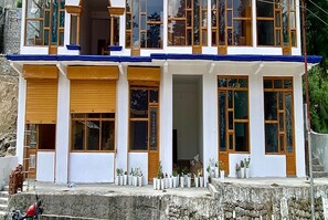 Vista frontal de la propiedad