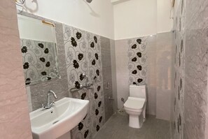 Regadera, regadera tipo lluvia, toallas 