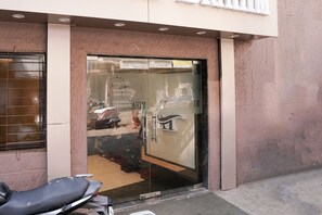 Property entrance - OYO Flagship Hotel Al IBRAHIM  (Mumbai)