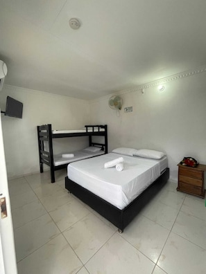 Frette Italian sheets, premium bedding, down comforters, pillowtop beds - HOSTAL EL PARAISO DE GAIRA (Santa Marta)