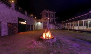 Fireplace - Treebo The Regalia Rooms With Mountain View (Kodaikanal)
