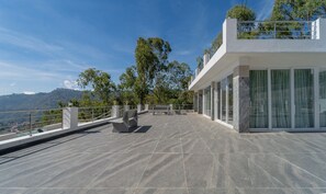 Lobby sitting area - Treebo The Regalia Rooms With Mountain View (Kodaikanal)