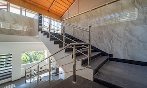 Staircase - Treebo The Regalia Rooms With Mountain View (Kodaikanal)