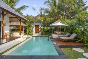Outdoor pool, pool umbrellas, pool loungers - Sicilia Villa Ubud (Ubud)