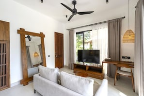 Villa, 2 camere da letto, vista piscina | Una cassaforte in camera, con stile personalizzato, una scrivania