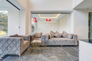 Lobby sitting area - Townhouse OAK Pratham Inn (Lucknow)