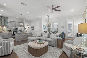 Smart TV, books - Stunning Home in Highland Parks - 4BR | 4 Beds (Santa Rosa Beach)