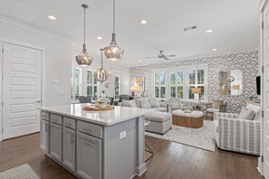 Smart TV, books - Stunning 4 BR Home in Highland Parks - Resort Pool + Grills & Hot Tub (Santa Rosa Beach)