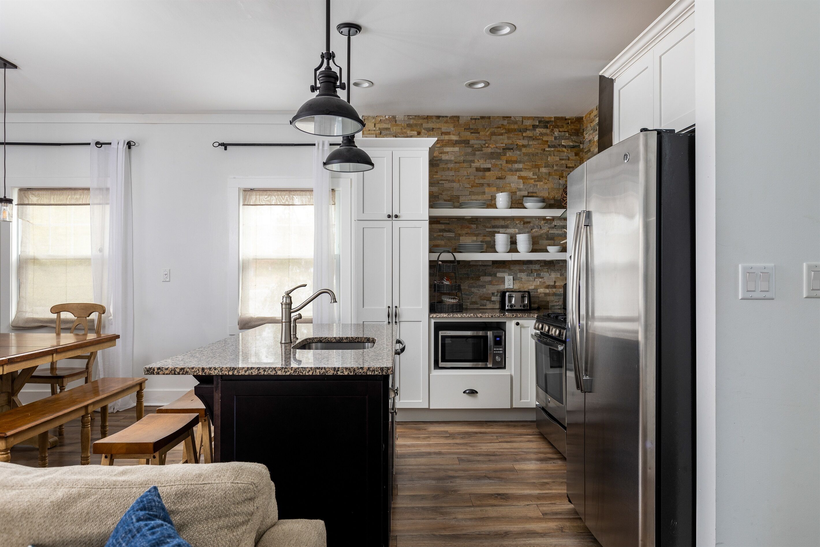 Kylskåp, mikrovågsugn, ugn och spishäll