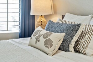 5 Schlafzimmer, Schreibtisch, Bügeleisen/Bügelbrett, Reisekinderbett
