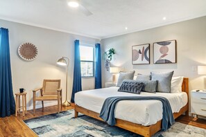 5 bedrooms, desk, iron/ironing board, travel cot - Luxury Home, Large Heated Pool, 5-Min to the Beach! (Seminole)