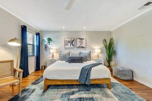 5 bedrooms, desk, iron/ironing board, travel cot - Luxury Home, Heated Saltwater Pool, 5-Min to the Beach! (Seminole)