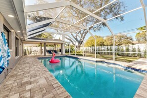 A heated pool - Luxury Home, Large Heated Pool, 5-Min to the Beach! (Seminole)
